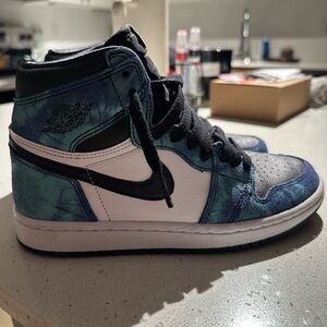 Nike dunks tyedye BRAND NEW worn once size 7 women’s